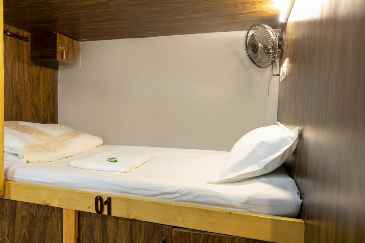 Sunrise Hostel Dormitory Мумбай Екстериор снимка